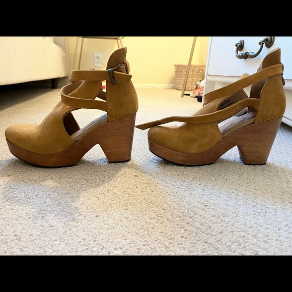 FREE PEOPLE Mustard Leather Platform Clogs Size 36 (6) - Picture 2 of 10